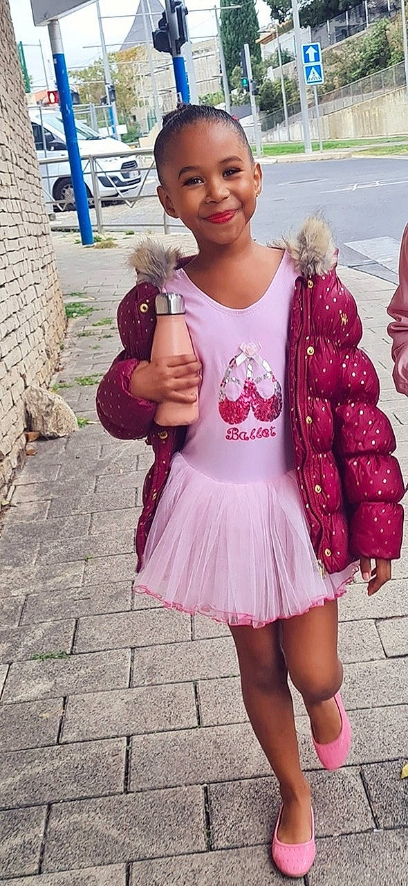 Shanya a rejoint le concours — aidez-le/la à gagner de superbes lots ! baby_toddler_clothing, beauty, child, clothing, hairstyle, happy, joint, joy, magenta, neck, person, photograph, pink, shoulder, sleeve, smile, snapshot, textile, thigh, toddler