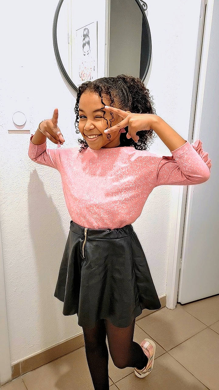 Shanya participe au concours pour gagner de l'argent avec cette photo : abdomen, arm, elbow, event, gesture, happy, human_leg, joint, joy, knee, neck, organ, person, sleeve, smile, snapshot, t_shirt, thigh, thumb, trunk