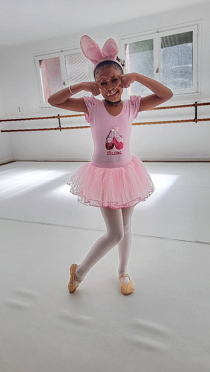 Shanya a rejoint le concours — aidez-le/la à gagner de superbes lots ! baby_toddler_clothing, ballet_shoe, dress, face, fashion_design, floor, flooring, happy, hat, joy, knee, leg, magenta, person, pink, purple, sleeve, smile, sportswear, thigh