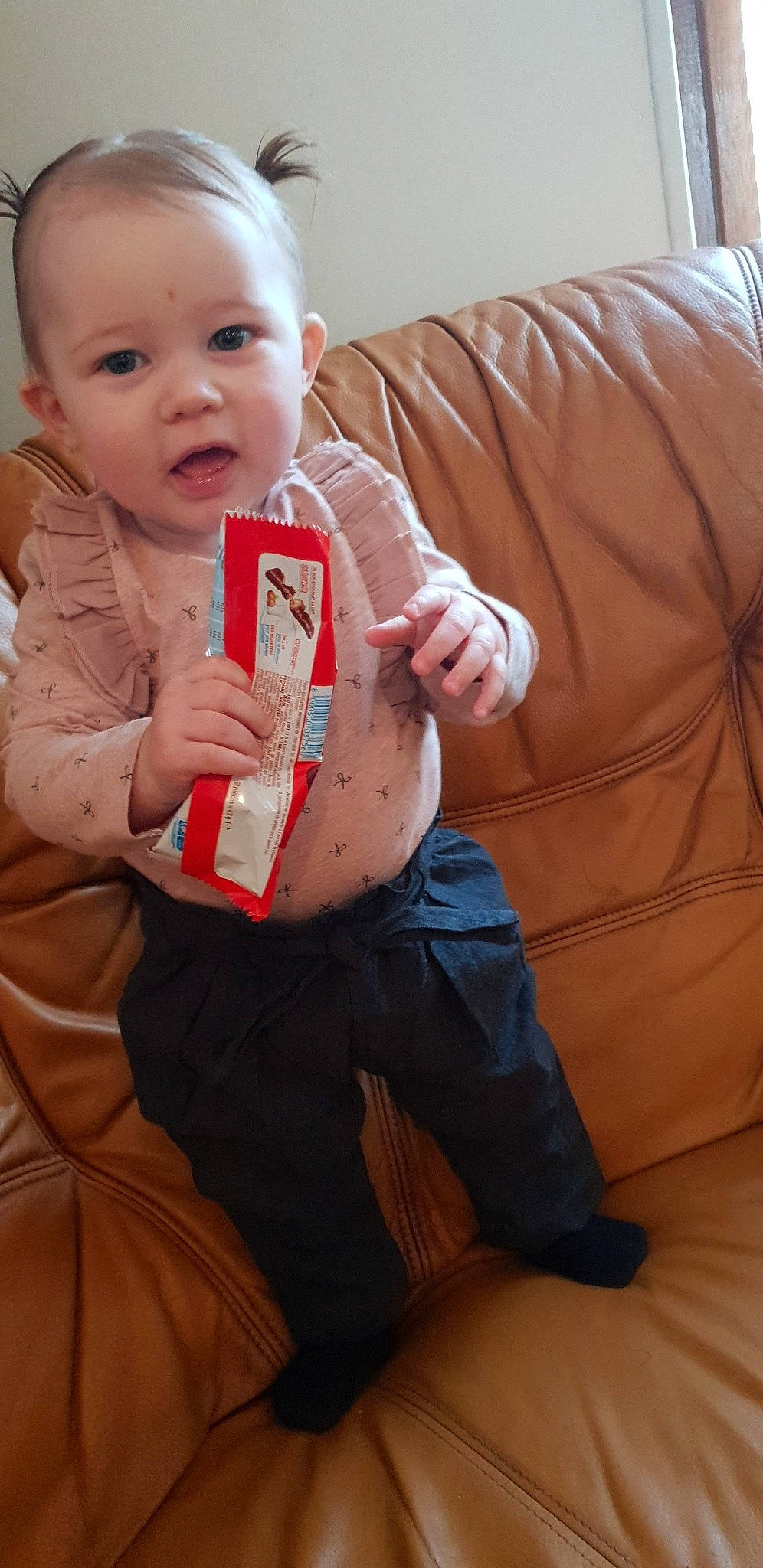 Mävis participe au concours pour gagner de l'argent avec cette photo : baby, child, person, sitting, toddler