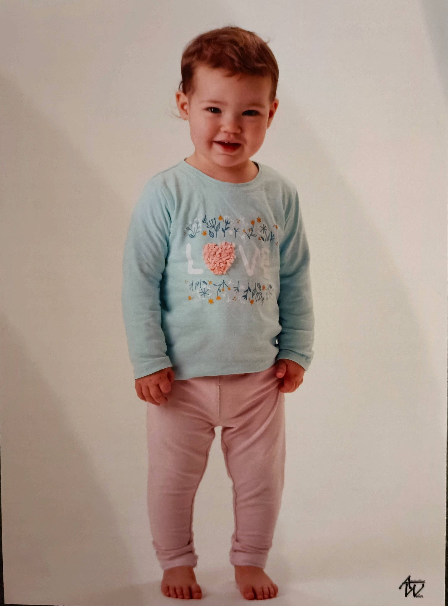 Clara a rejoint le concours — aidez-le/la à gagner de superbes lots ! baby, baby_toddler_clothing, denim, face, fashion_design, hair, happy, human_body, human_leg, jersey, joy, knee, leg, peach, person, shoulder, sleeve, smile, sportswear, t_shirt