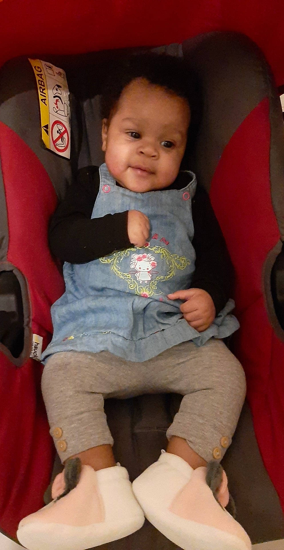 Nayra a rejoint le concours — aidez-le/la à gagner de superbes lots ! baby, baby_carriage, baby_toddler_clothing, car_seat, chair, cheek, child, comfort, eye, finger, human_leg, knee, lap, leg, person, seat_belt, skin, smile, sock, thigh