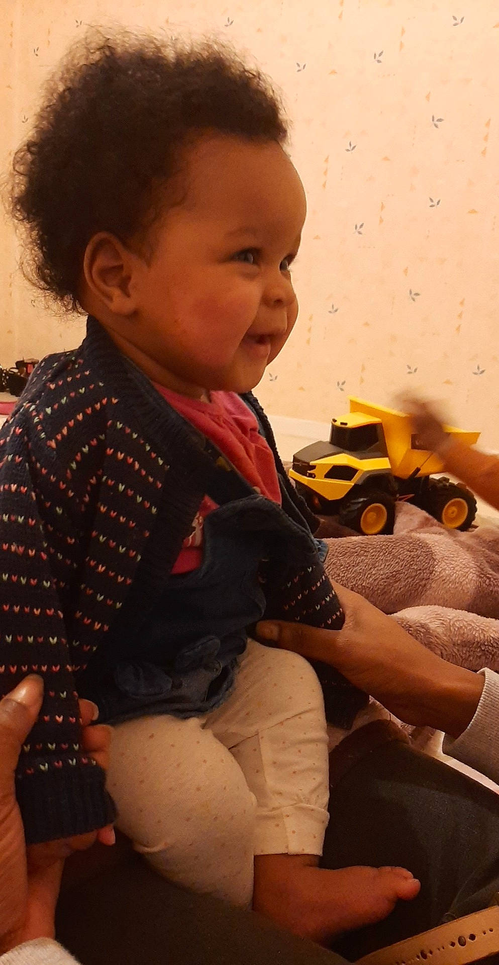 Nayra participe au concours pour gagner de l'argent avec cette photo : baby, baby_toddler_clothing, cheek, child, finger, hairstyle, happy, head, human, leg, orange, person, skin, smile, standing, summer, thigh, tire, toddler, toy