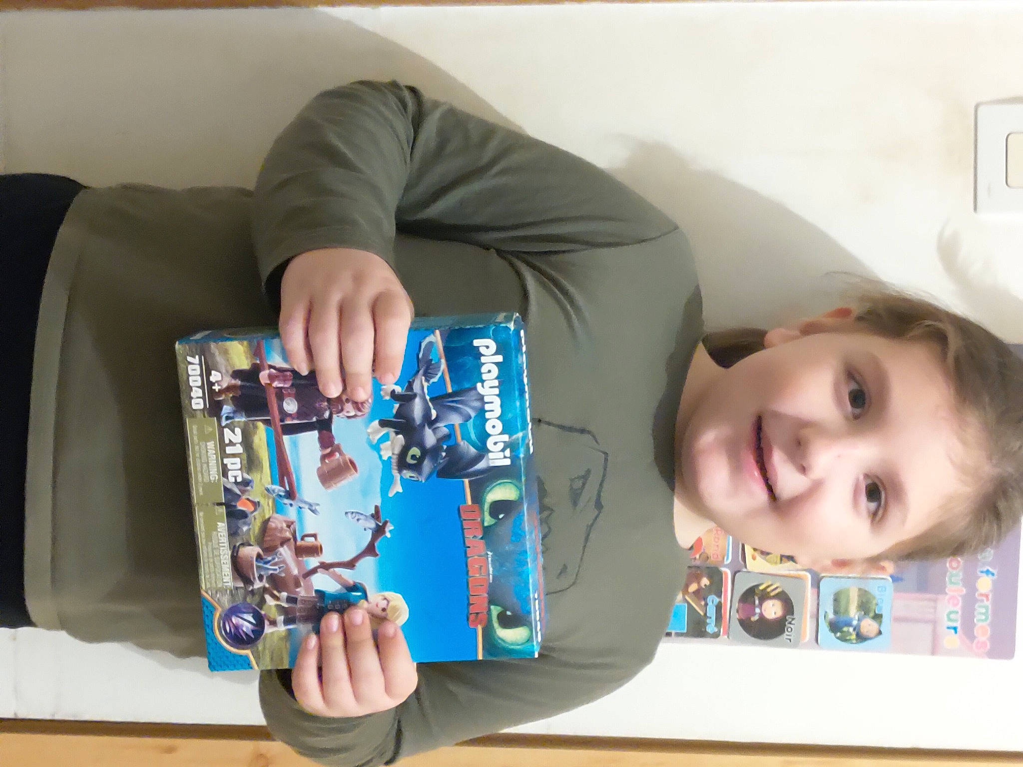 Ethan a rejoint le concours — aidez-le/la à gagner de superbes lots ! art, baby, child, comfort, couch, electric_blue, electronic_device, fun, gadget, happy, joy, nail, person, room, sleeve, smile, t_shirt, technology, toddler, toy