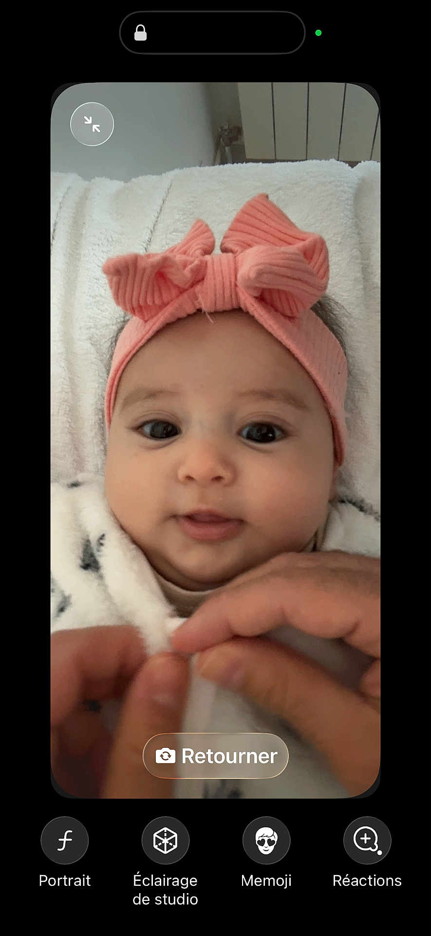 Lilith a rejoint le concours — aidez-le/la à gagner de superbes lots ! baby, infant, headband, bow, pink, blanket, towel, hands, fingers, closeup, portrait, face, eyes, cheeks, mouth, indoor, cozy, screenshot, phone_ui, swaddle
