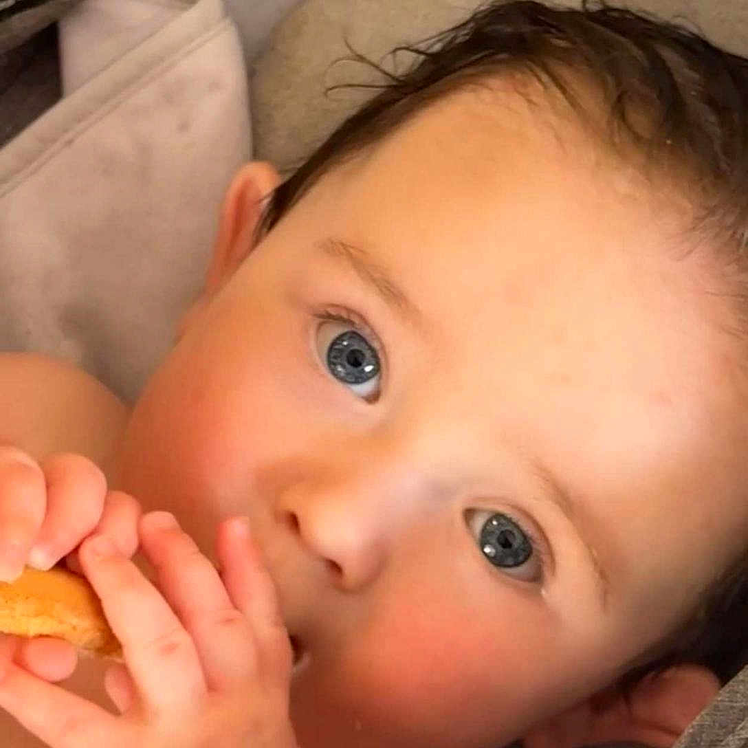 Aaron a rejoint le concours — aidez-le/la à gagner de superbes lots ! baby, blanket, blue_eyes, child, close_up, comfort, cookie, cute, expression, face, hands, indoor, infant, natural_light, peaceful, portrait, skin, snack, soft_texture, young