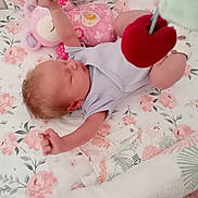 Eliséa a rejoint le concours — aidez-le/la à gagner de superbes lots ! baby, infant, crib, floral_pattern, blanket, toy, plush_toy, sleeping, reaching, bed, bedding, child, cute, soft_toy, pink, white, peaceful, resting, newborn, cozy