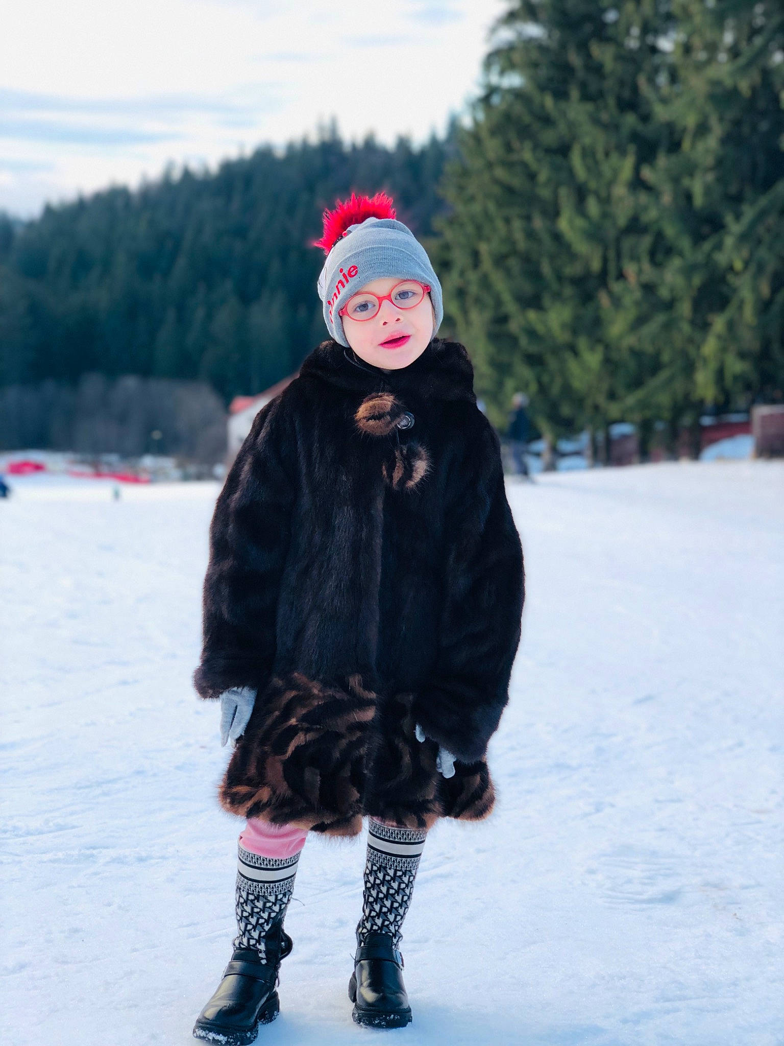 Béatrice a rejoint le concours — aidez-le/la à gagner de superbes lots ! boot, cap, child, electric_blue, fashion_design, freezing, fun, fur, hat, headwear, jacket, knee, knit_cap, magenta, person, personal_protective_equipment, recreation, sleeve, snow, toddler