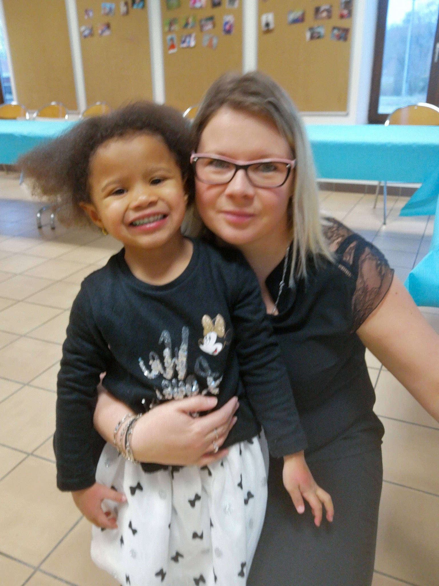 Nyna a rejoint le concours — aidez-le/la à gagner de superbes lots ! child, daughter, glasses, happy, joy, person, smile