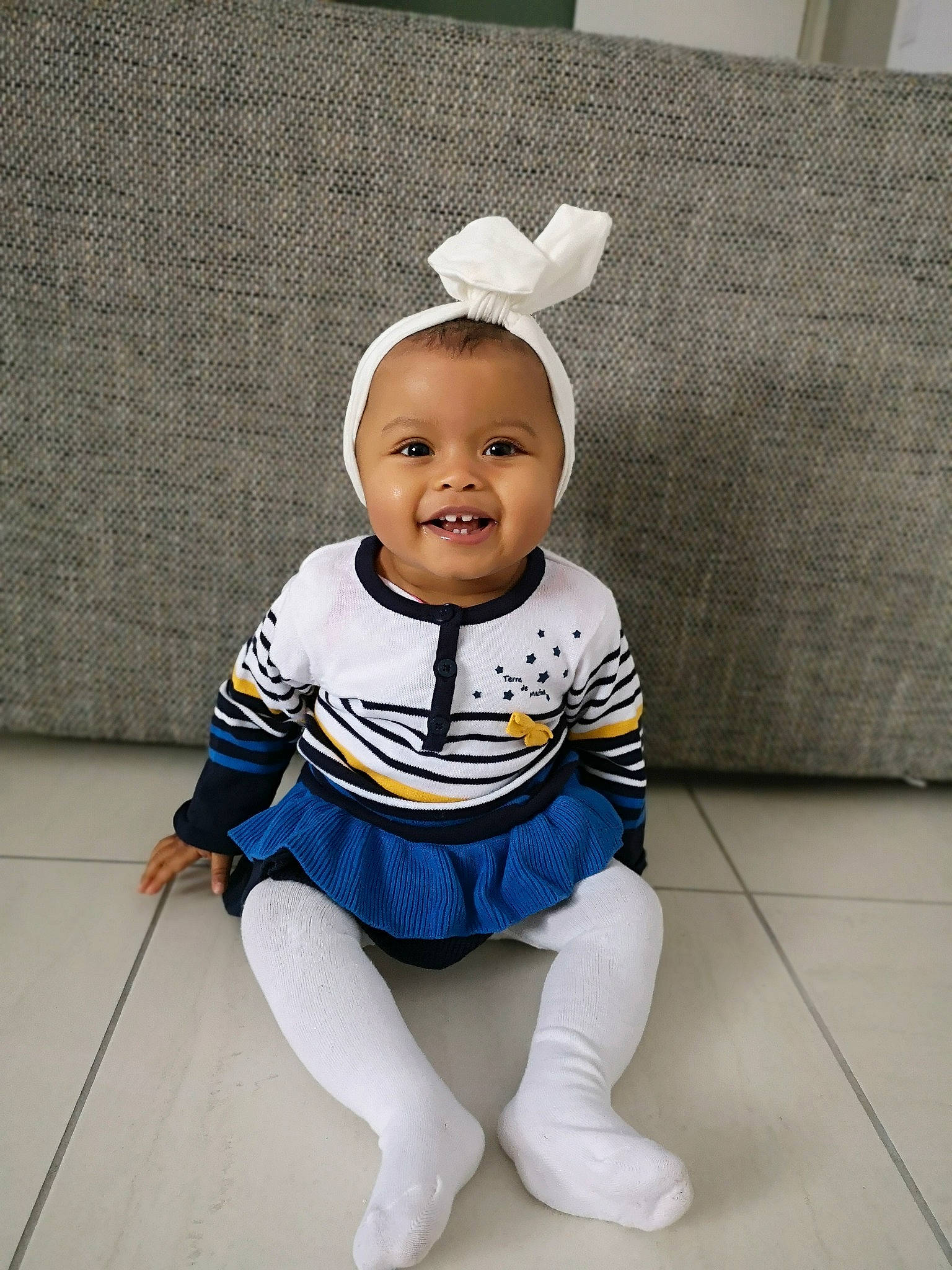 Nora a rejoint le concours — aidez-le/la à gagner de superbes lots ! baby_products, blue, boy, child, clothing, costume, girl, hair_accessory, headgear, infant, joy, material, outerwear, person, product, smile, textile, toddler, white