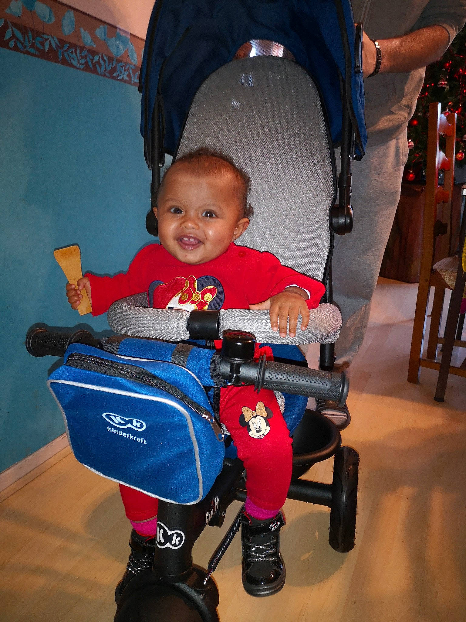 Nora participe au concours pour gagner de l'argent avec cette photo : baby_carriage, baby_products, child, fun, joy, person, product, red, toddler