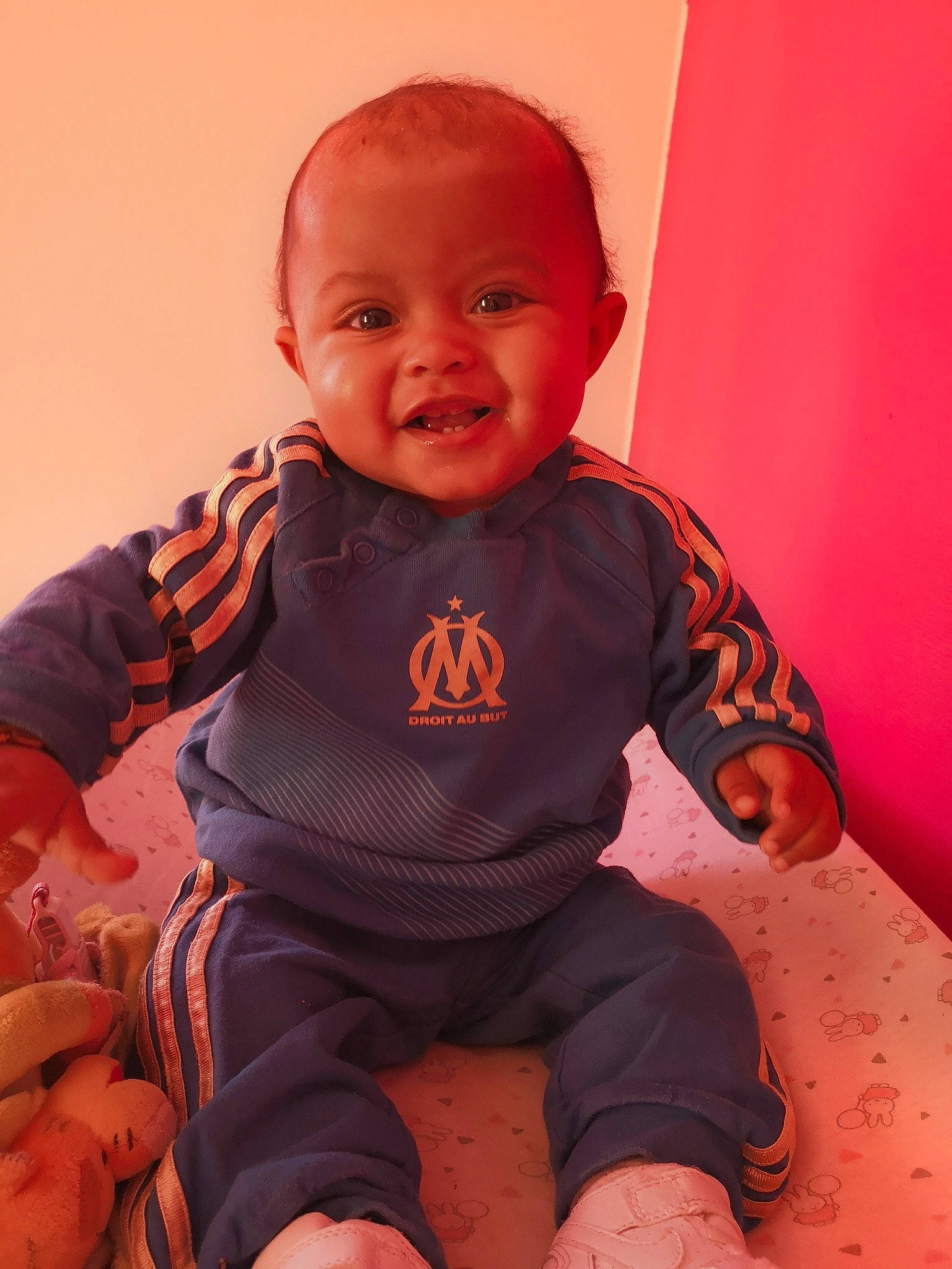 Nora participe au concours pour gagner de l'argent avec cette photo : boy, cheek, child, eye, face, fun, head, human, infant, person, pink, product, red, sitting, skin, smile, standing, textile, toddler