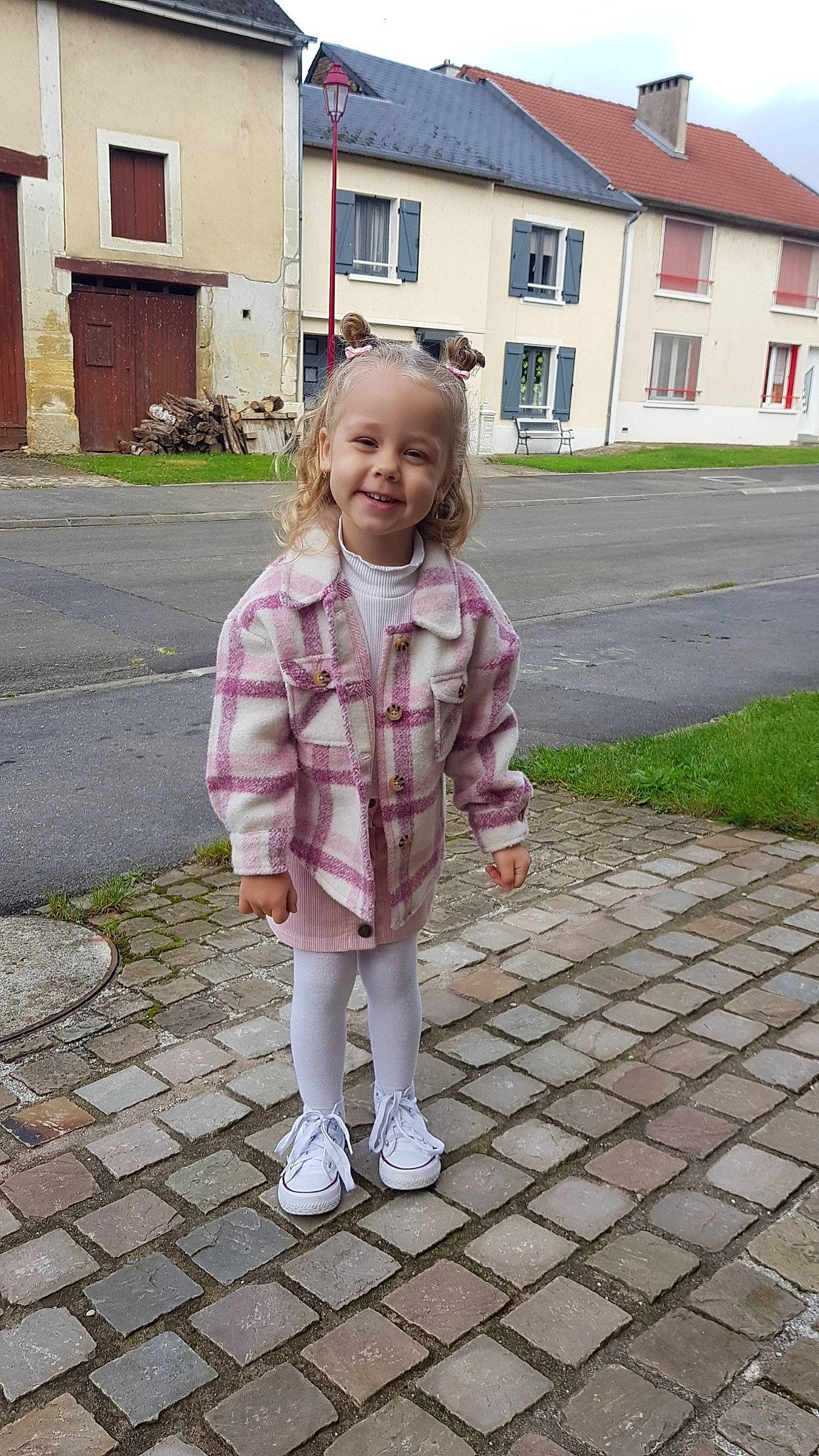 Edene participe au concours pour gagner de l'argent avec cette photo : asphalt, baby_toddler_clothing, building, child, door, driveway, flooring, fun, grass, happy, house, joy, pattern, person, pink, plant, road, road_surface, sidewalk, smile