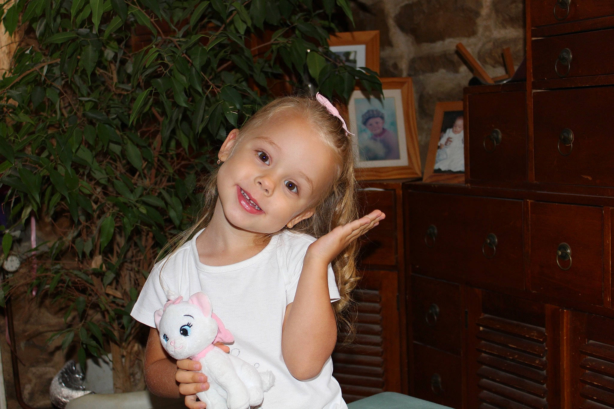 Edene a rejoint le concours — aidez-le/la à gagner de superbes lots ! baby_toddler_clothing, blurred, cabinetry, chest, chest_of_drawers, child, cupboard, drawer, dresser, event, finger, fun, happy, joy, person, shelf, sitting, smile, standing, t_shirt