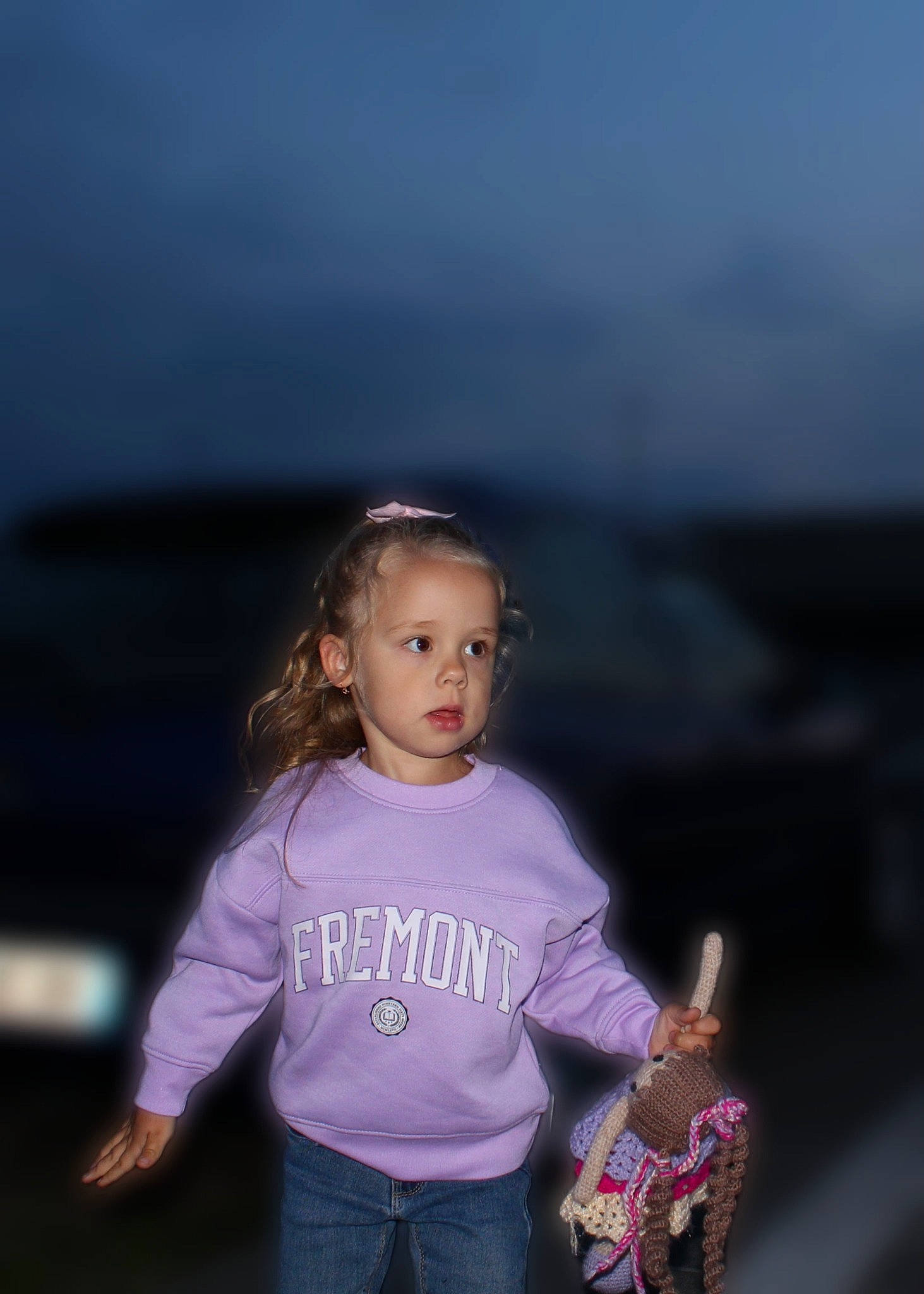 Edene participe au concours pour gagner de l'argent avec cette photo : child, denim, electric_blue, event, flash_photography, fun, grass, happy, leisure, magenta, person, portrait_photography, recreation, sitting, sky, sleeve, t_shirt, toddler, toy, vacation