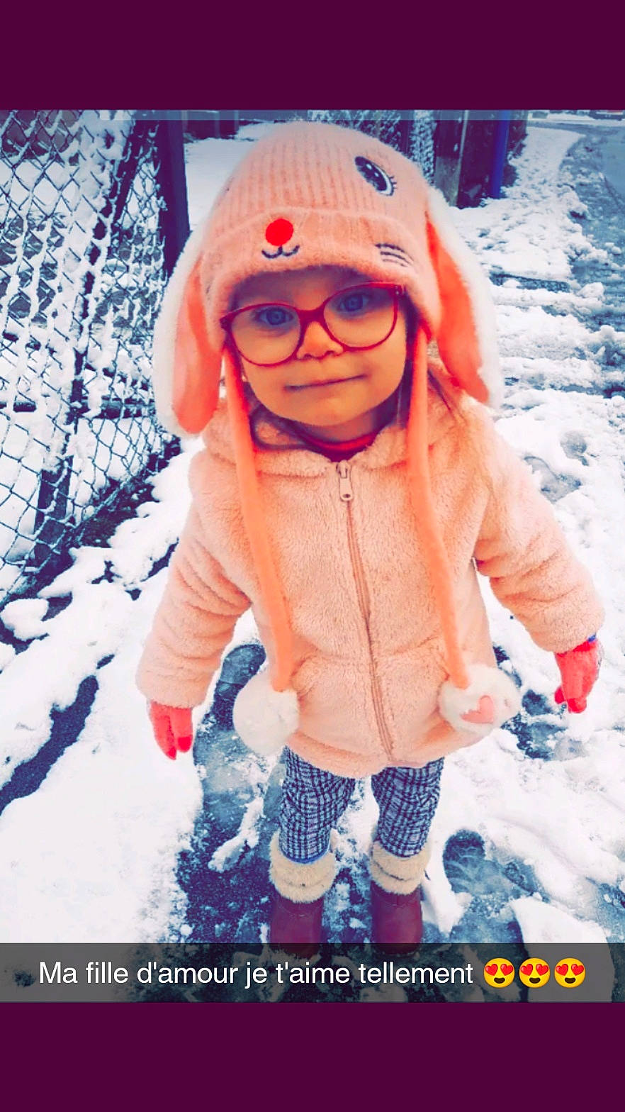 Analia a rejoint le concours — aidez-le/la à gagner de superbes lots ! baby_toddler_clothing, child, electric_blue, freezing, fun, glove, happy, headgear, headwear, magenta, orange, outerwear, pattern, person, pink, recreation, sleeve, smile, snow, textile