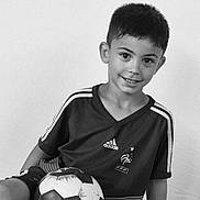 Mael participe au concours pour gagner de l'argent avec cette photo : adidas, athlete, ball, boy, casual_clothing, child, friendly, happy, indoor, monochrome, player, portrait, pose, short_hair, smiling, soccer_ball, sport, sports_jersey, team, young