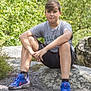 Léo a rejoint le concours — aidez-le/la à gagner de superbes lots ! boy, casual, child, daylight, dirt, face, forest, greenery, leisure, nature, outdoor, portrait, relaxing, rock, shoes, shorts, sitting, sneakers, tshirt, young