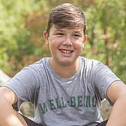 Léo participe au concours pour gagner de l'argent avec cette photo : boy, casual_clothing, child, daylight, face, greenery, happy, leisure, nature, outdoor, person, portrait, relaxed, short_hair, sitting, smiling, sunlight, teenager, tshirt, young