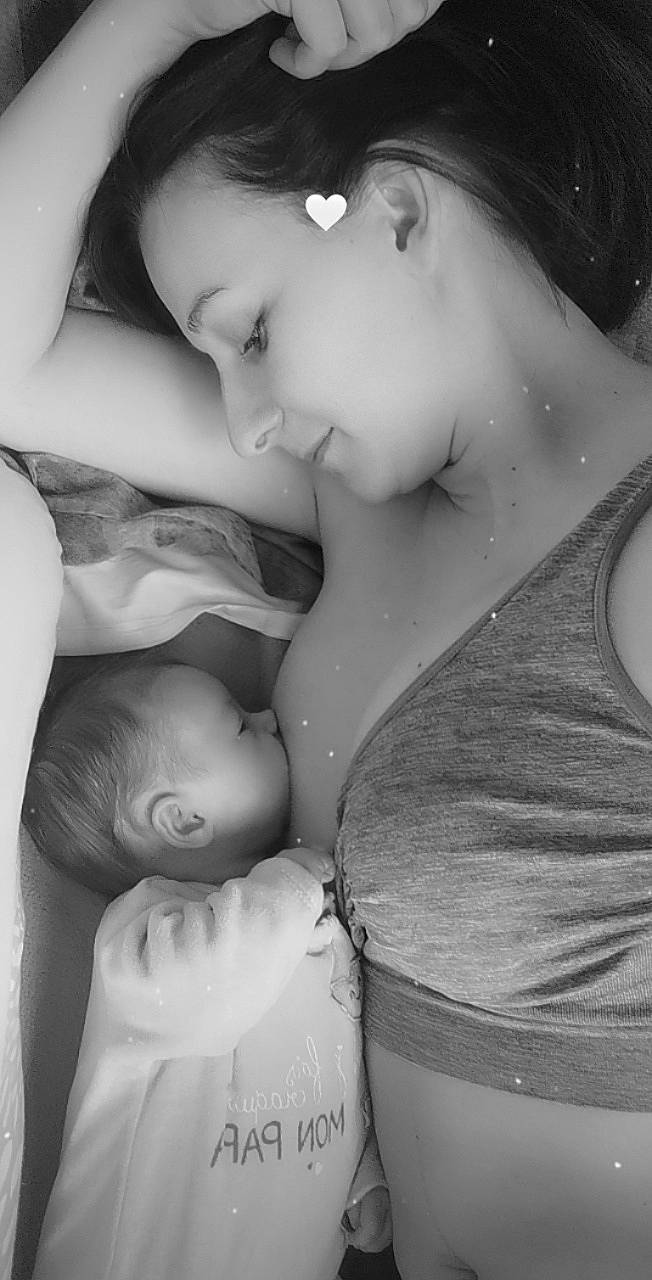 Marie-lou participe au concours pour gagner de l'argent avec cette photo : arm, black, eyelash, face, facial_expression, hair, hairstyle, hand, happy, human_body, iris, joint, lip, mouth, muscle, neck, organ, person, shoulder, skin