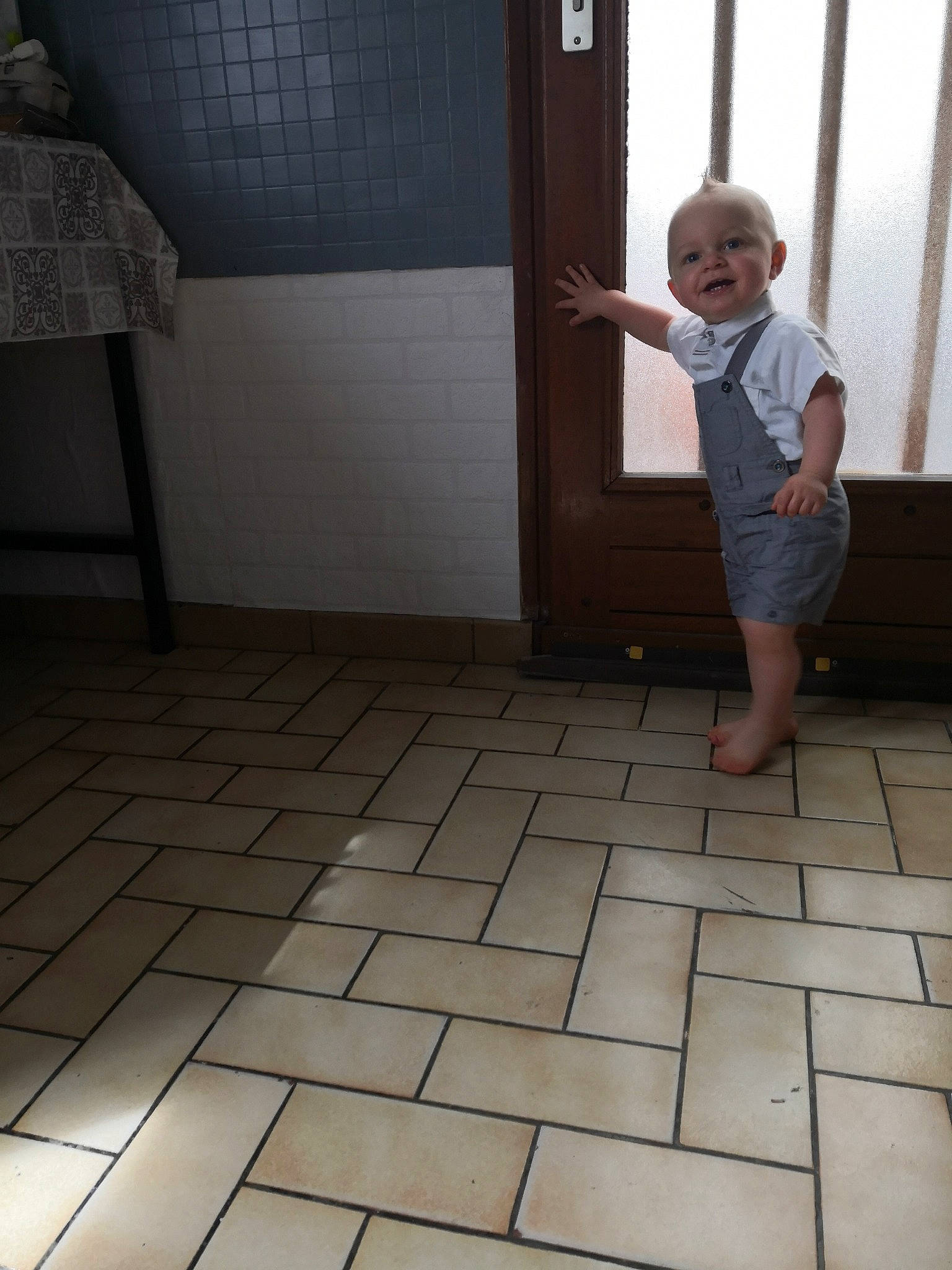 Meysson participe au concours pour gagner de l'argent avec cette photo : child, floor, flooring, hardwood, leg, person, room, standing, tile, toddler, wood