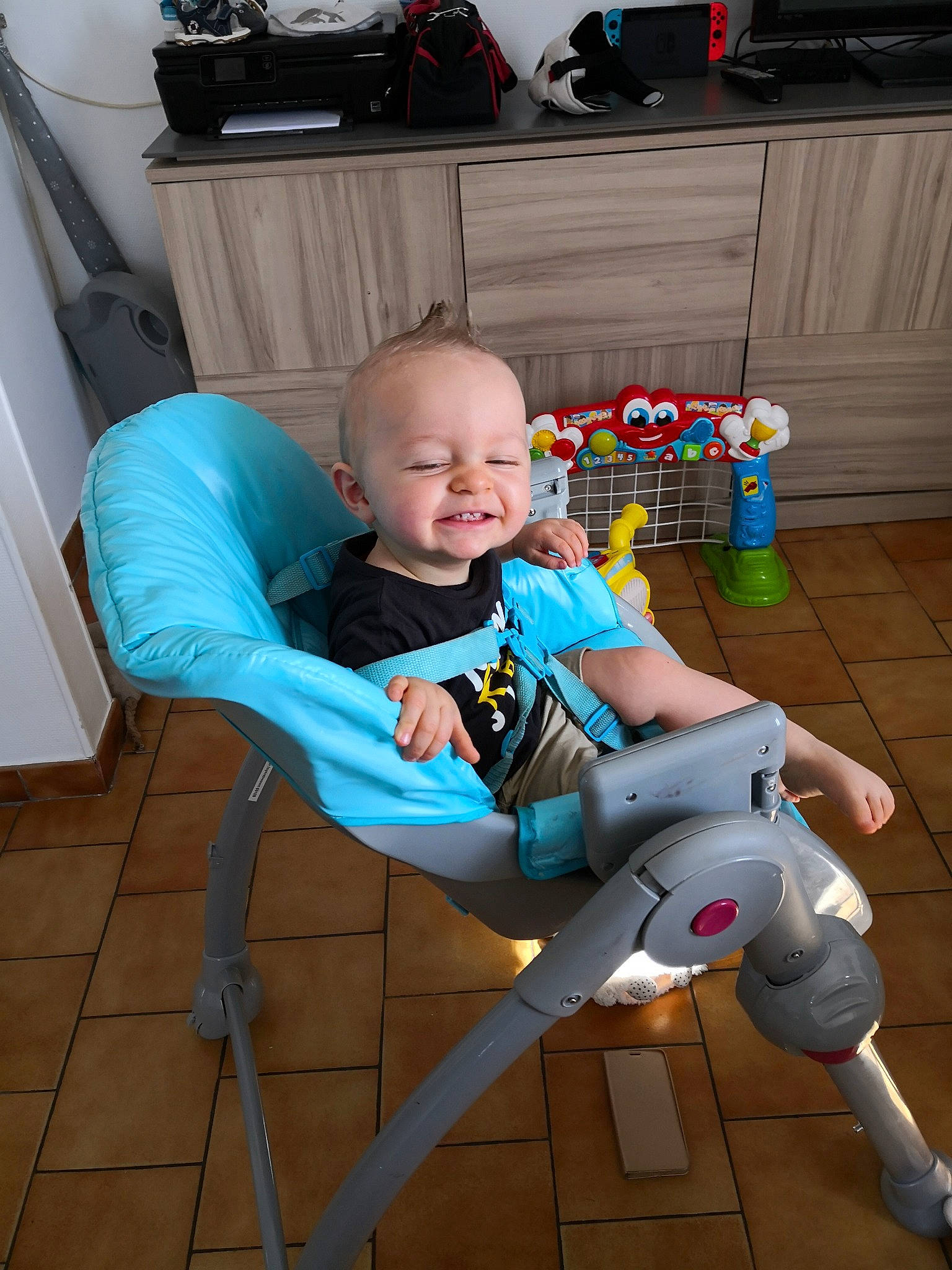 Meysson participe au concours pour gagner de l'argent avec cette photo : chair, child, person, sitting, toddler