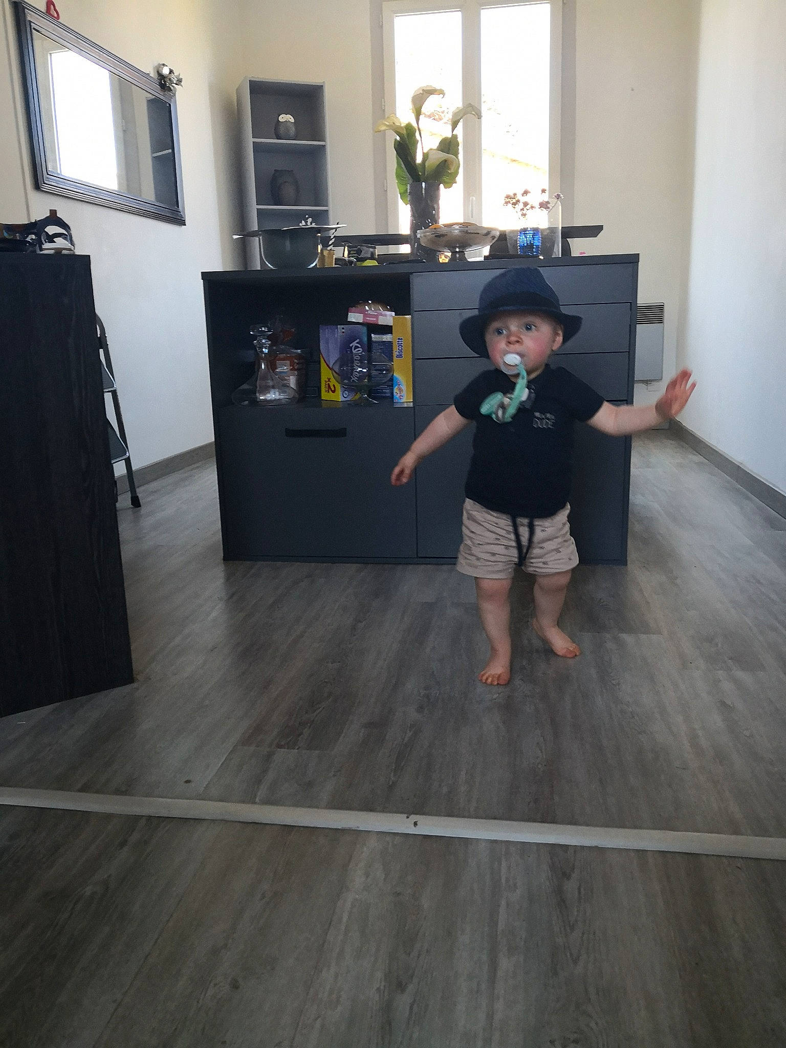 Meysson a rejoint le concours — aidez-le/la à gagner de superbes lots ! art, child, floor, flooring, hardwood, headwear, house, interior_design, laminate_flooring, person, room, standing, toddler, tourist_attraction, wood, wood_flooring