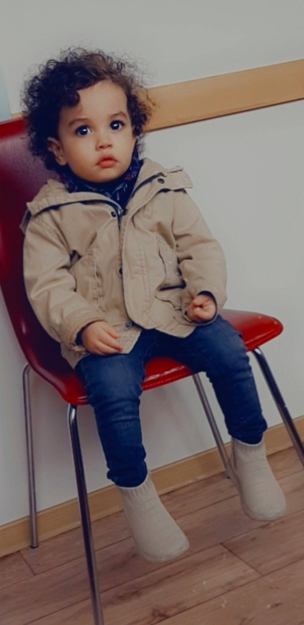 Asaad a rejoint le concours — aidez-le/la à gagner de superbes lots ! baby_toddler_clothing, cheek, collar, denim, electric_blue, fashion, fur_clothing, human_leg, jeans, joint, knee, leg, lip, nose, person, shoe, shoulder, skin, sleeve, standing
