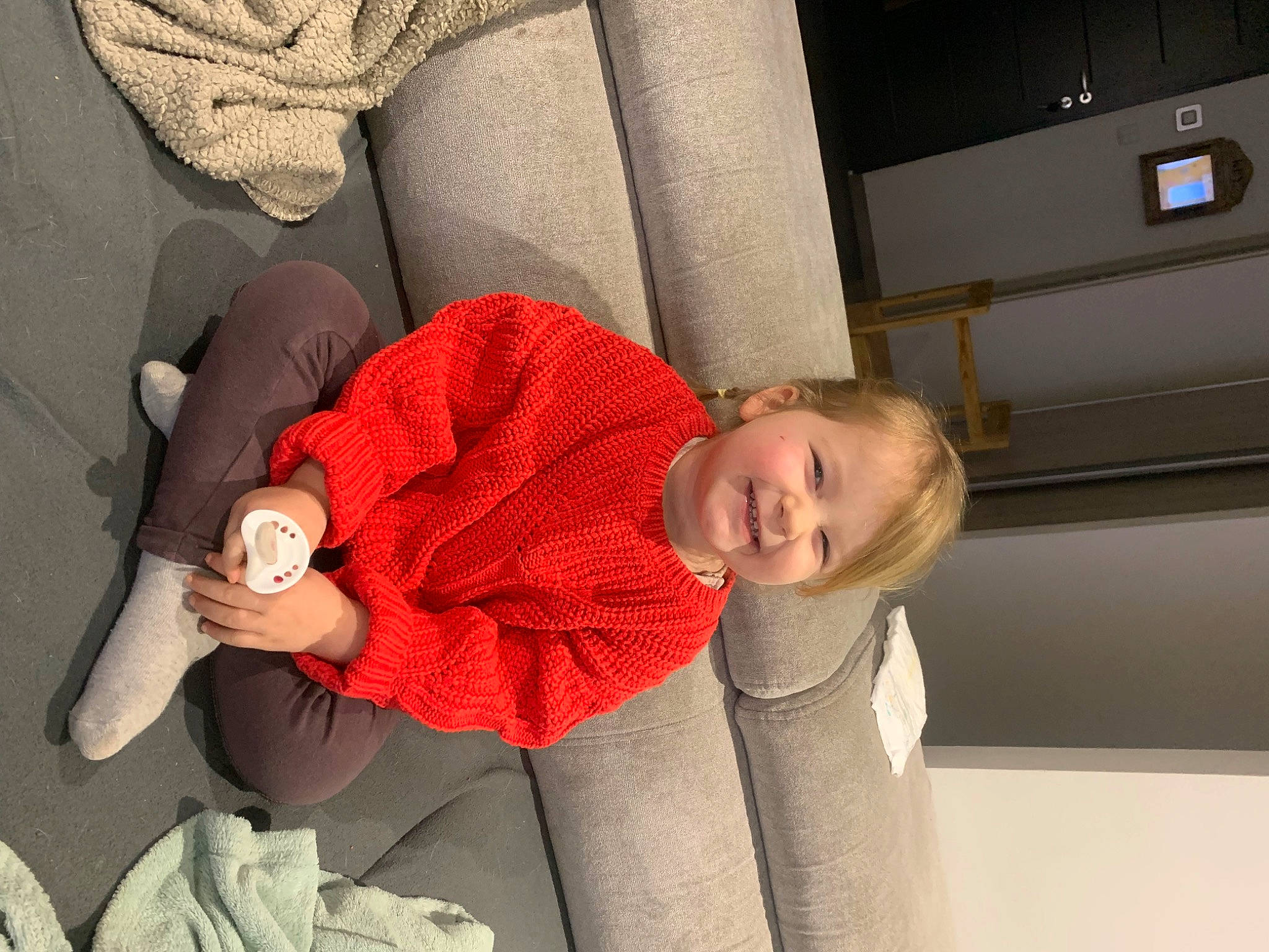 Anna a rejoint le concours — aidez-le/la à gagner de superbes lots ! auto_part, baby, baby_products, baby_sleeping, baby_toddler_clothing, car_seat, carmine, child, comfort, fun, gesture, hat, joy, linens, luxury_vehicle, person, sitting, sleeve, smile, thumb