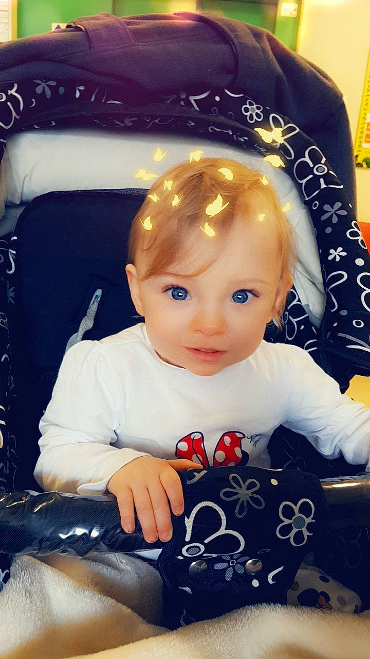 Pauline participe au concours pour gagner de l'argent avec cette photo : child, day, doll, eye, fun, girl, human_hair_color, infant, iris, person, product, skin, smile, toddler, toy