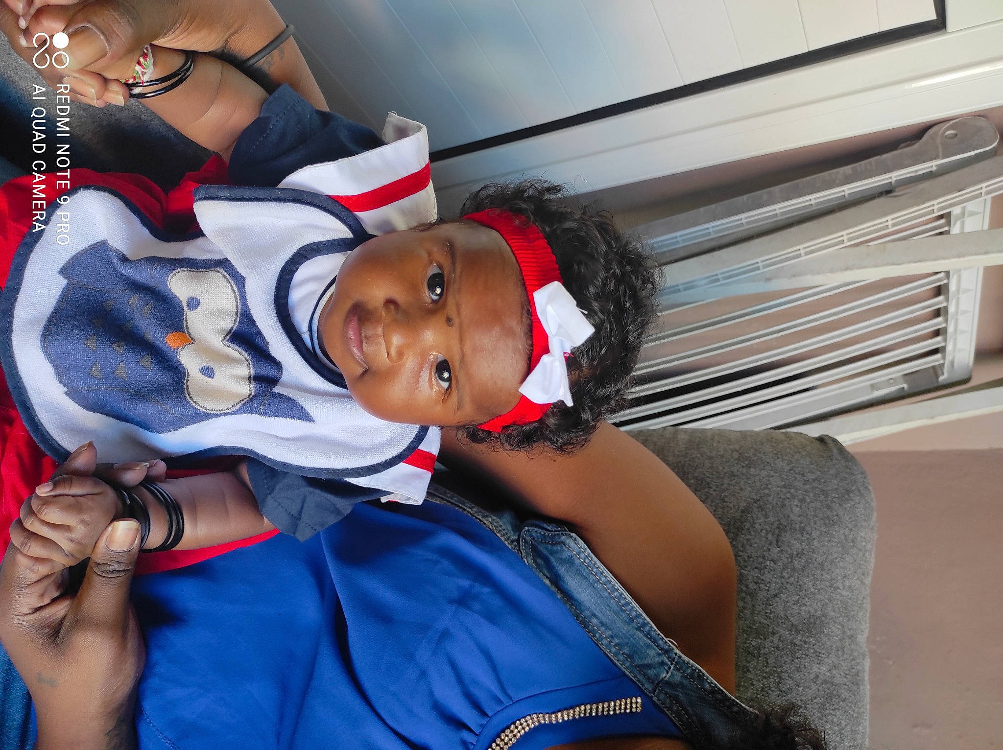 Élyaïdja a rejoint le concours — aidez-le/la à gagner de superbes lots ! abdomen, child, cosplay, costume, electric_blue, event, eyewear, fictional_character, fun, gesture, glove, happy, hat, human_leg, luxury_vehicle, person, room, smile, thigh, tradition