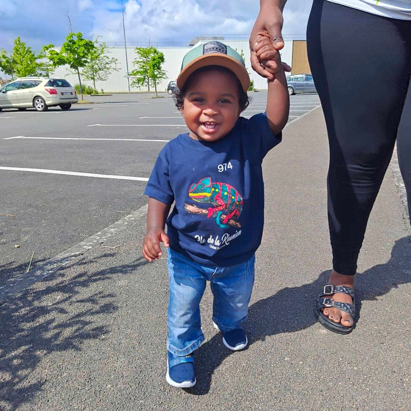 Djëlyvann a rejoint le concours — aidez-le/la à gagner de superbes lots ! baseballcap, boy, cap, city, clothing, face, footwear, hat, head, jeans, pants, person, photography, portrait, road, shoe, street, t_shirt, urban, walking