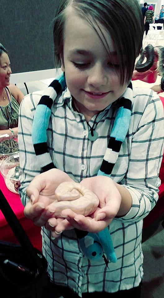 Aya is registered to the contest to win money with this photo: child, design, food, joy, pattern, person