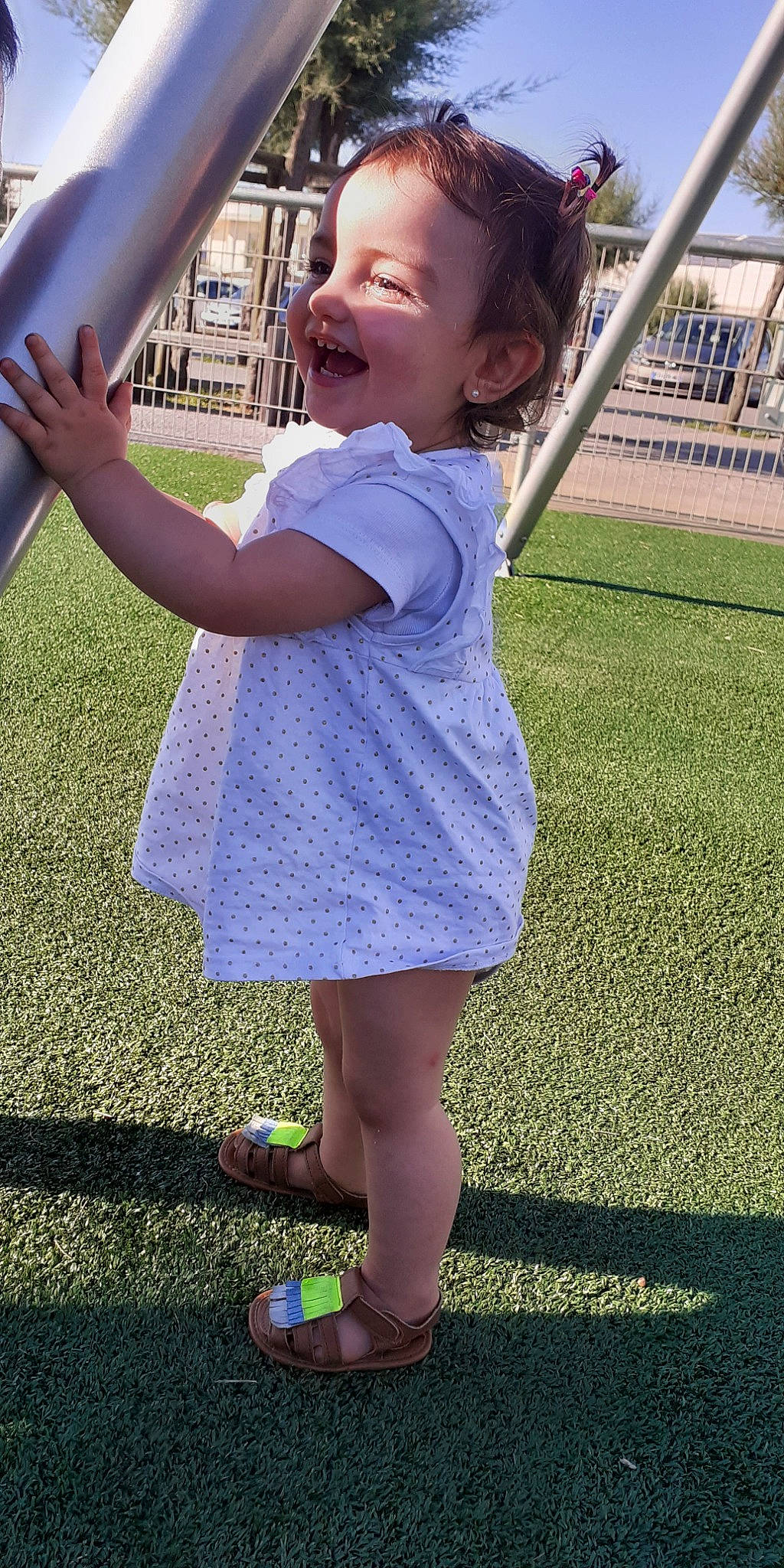 Joy participe au concours pour gagner de l'argent avec cette photo : arm, baby_toddler_clothing, dress, facial_expression, finger, gesture, grass, hair, hand, happy, human_body, joint, leg, person, photograph, pink, skin, sleeve, smile, toddler