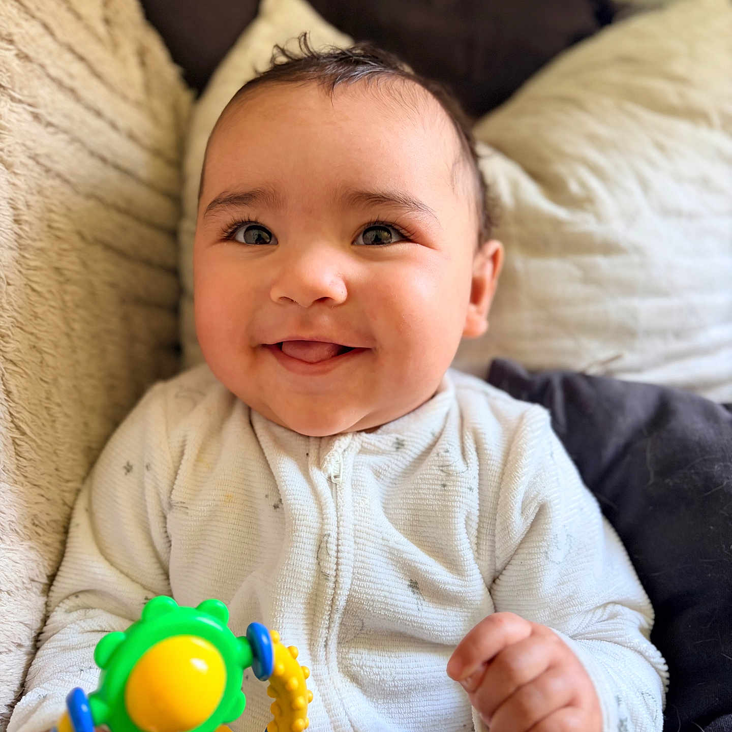 Keïssy a rejoint le concours — aidez-le/la à gagner de superbes lots ! baby, child, smiling, toy, colorful, cushion, blanket, indoor, closeup, happy, infant, face, hand, clothing, cute, young, portrait, playful, warm, comfort