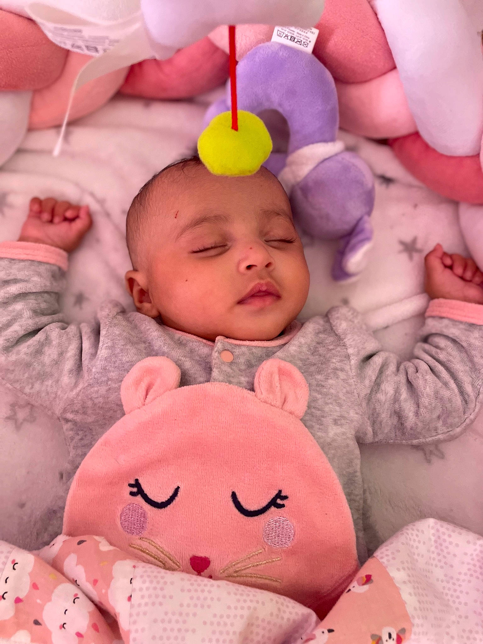 Khelany a rejoint le concours — aidez-le/la à gagner de superbes lots ! baby, baby_playing_with_toys, baby_toddler_clothing, cheek, comfort, facial_expression, happy, head, human_body, mammal, mouth, nose, person, pink, skin, smile, textile, toddler, toy, vertebrate