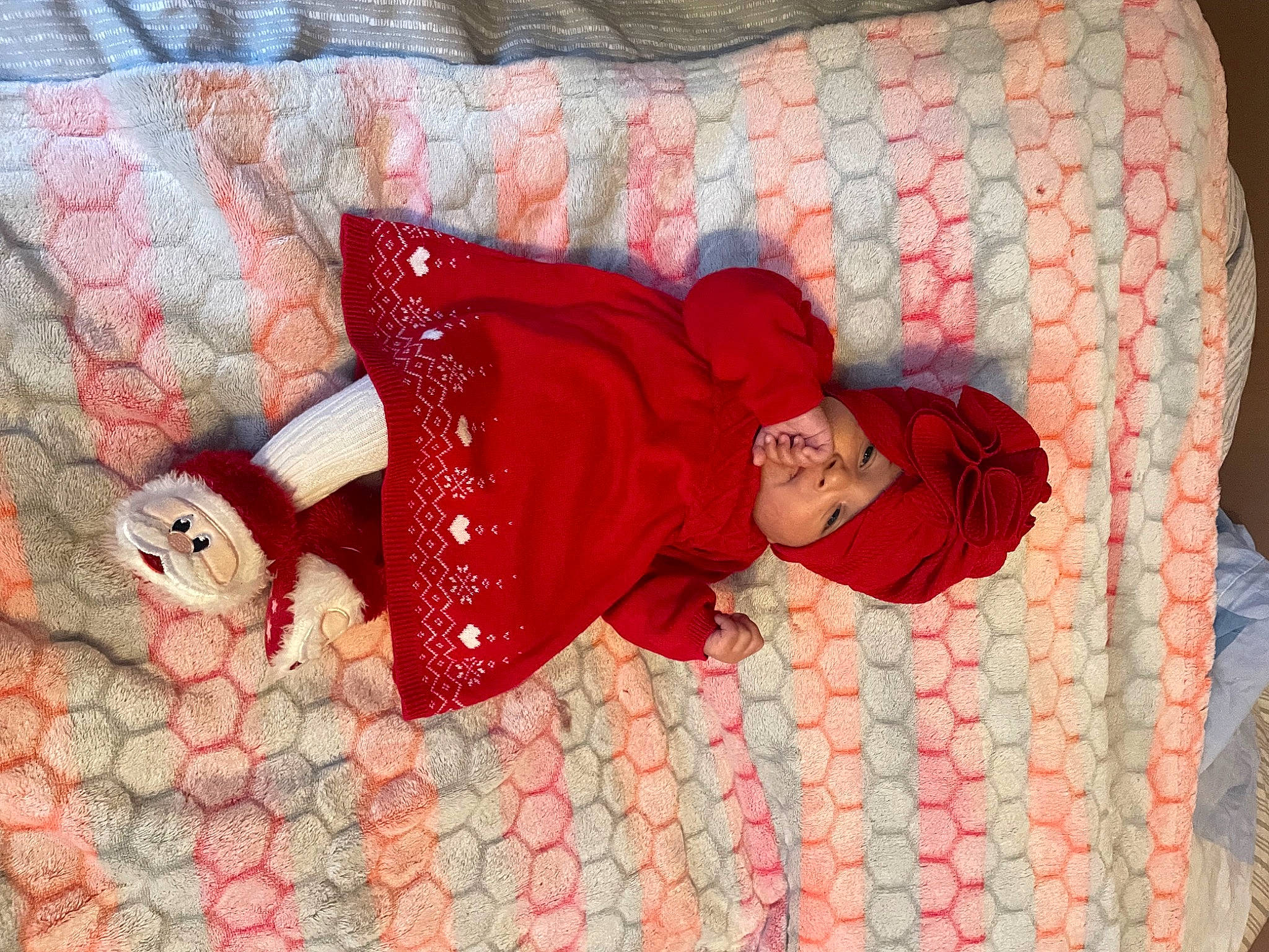 Khelany a rejoint le concours — aidez-le/la à gagner de superbes lots ! baby_toddler_clothing, bed_sheet, bedding, bedtime, carmine, child, comfort, couch, happy, headwear, linens, magenta, mammal, nap, pattern, person, pink, red, room, smile