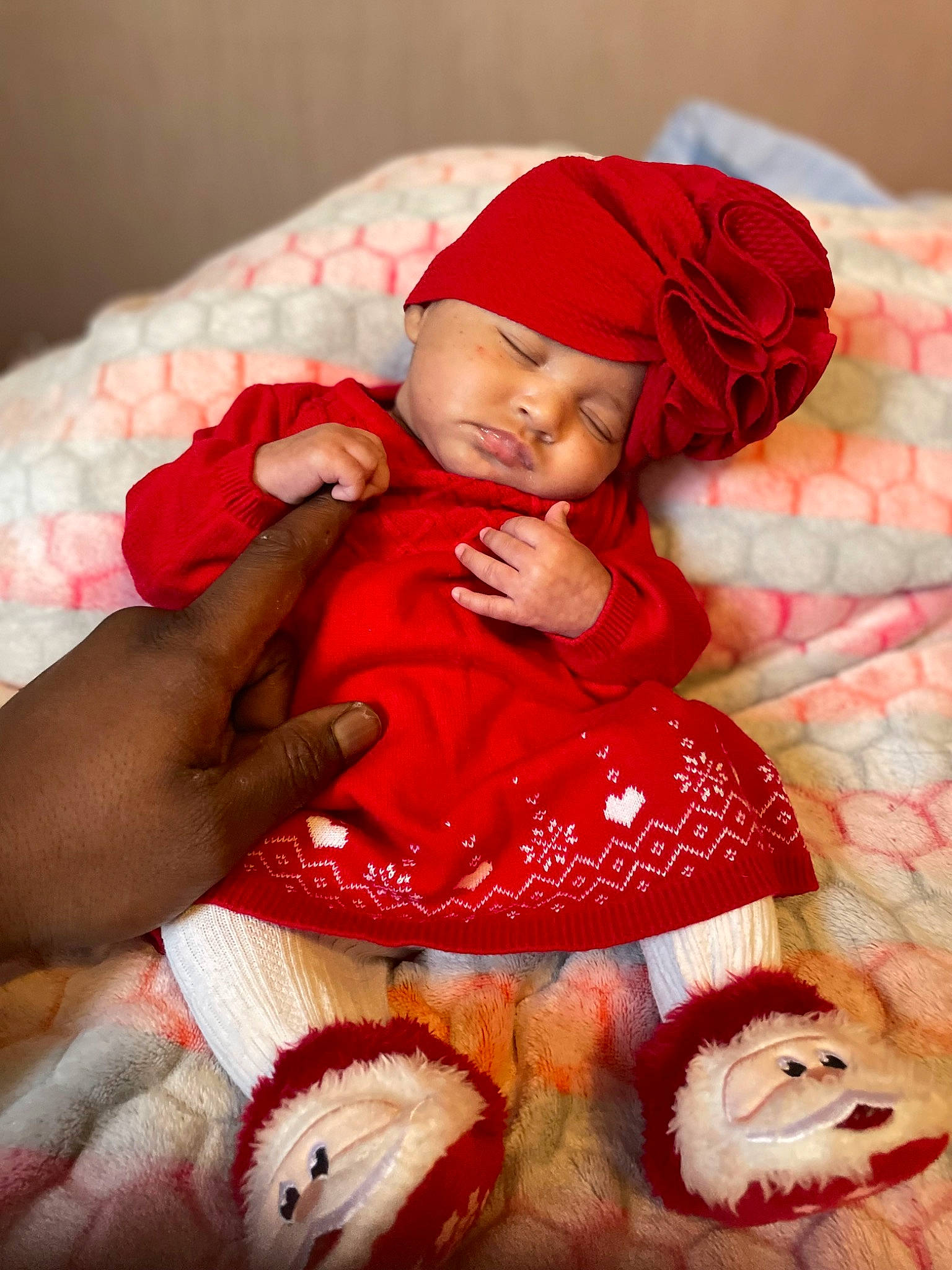 Khelany a rejoint le concours — aidez-le/la à gagner de superbes lots ! arm, baby, baby_toddler_clothing, cap, child, comfort, eye, hand, happy, headgear, headwear, lip, magenta, mouth, pattern, person, pink, red, skin, textile