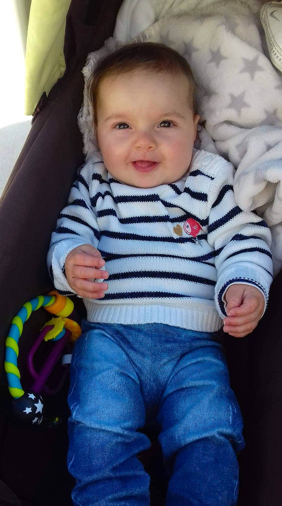 Abygail a rejoint le concours — aidez-le/la à gagner de superbes lots ! baby, baby_carriage, baby_in_car_seat, baby_products, baby_toddler_clothing, beauty, cheek, child, cool, eye, face, head, iris, jeans, lip, person, product, sitting, skin, smile