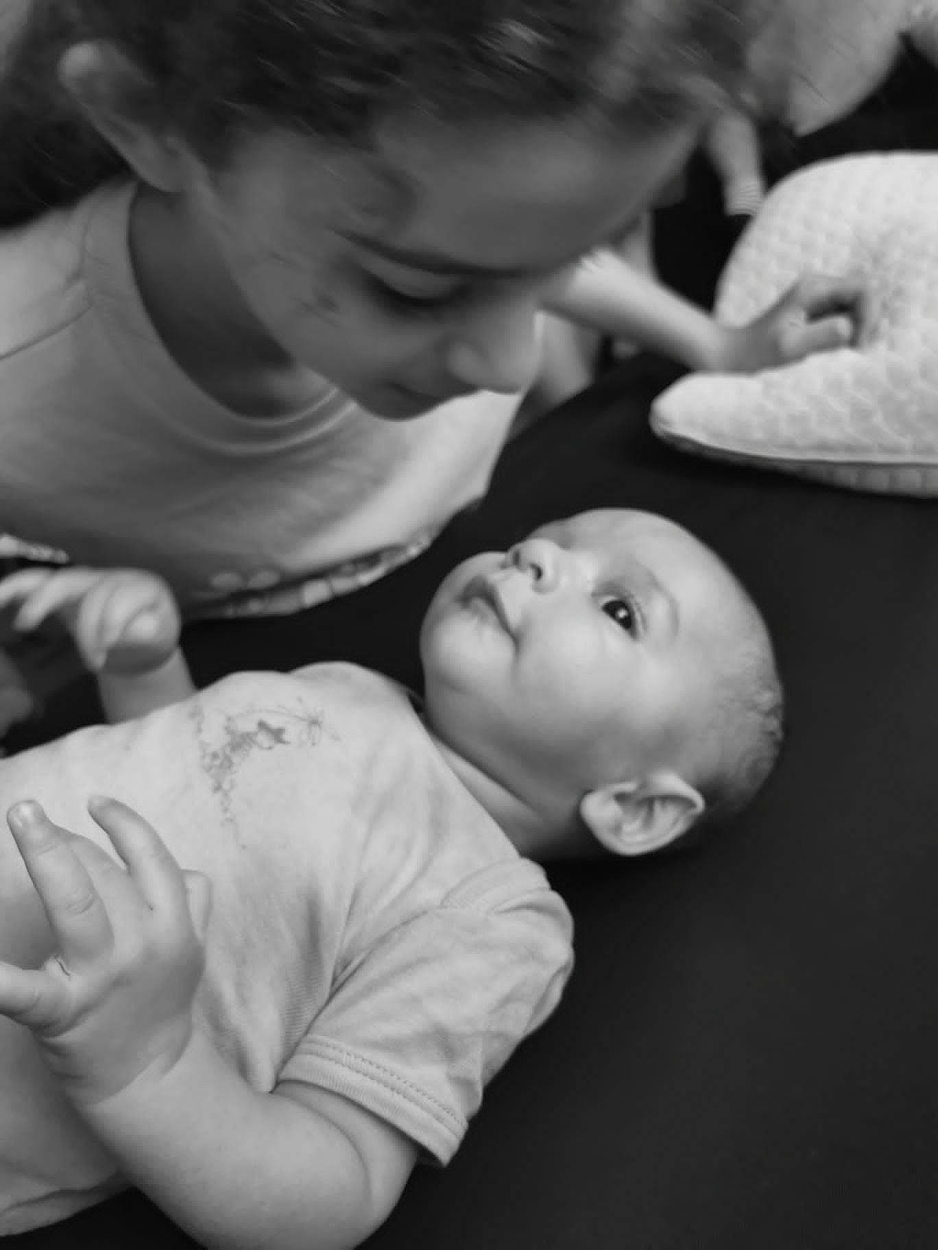 Aymen participe au concours pour gagner de l'argent avec cette photo : baby, black, black_and_white, cheek, chin, comfort, facial_expression, finger, flash_photography, gesture, hair, happy, human_body, interaction, mouth, nose, person, photograph, skin, style