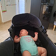 Léana a rejoint le concours — aidez-le/la à gagner de superbes lots ! baby, sleeping, stroller, onesie, indoor, floor, tile, furniture, cabinet, door, wall, child, person, rest, relaxation, infant, clothing, room, home, peaceful