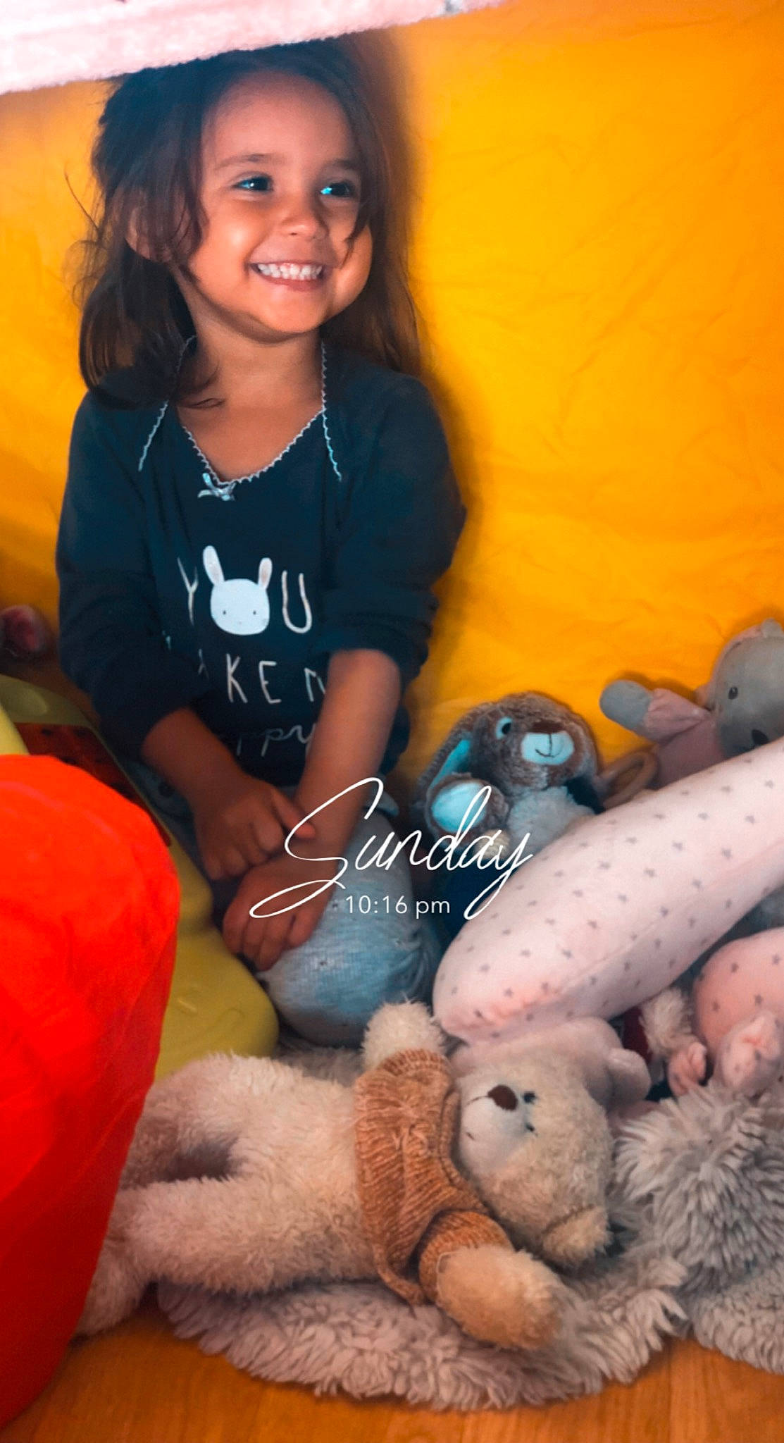 Yéléna a rejoint le concours — aidez-le/la à gagner de superbes lots ! arm, beauty, bed, blue, child, comfort, fawn, finger, fun, hand, happy, head, human_body, joy, lap, organ, people, person, skin, smile