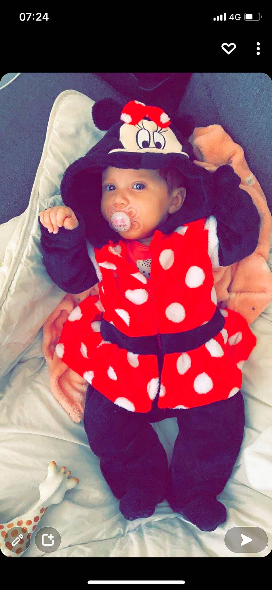 Yéléna a rejoint le concours — aidez-le/la à gagner de superbes lots ! arm, baby, baby_products, baby_toddler_clothing, cap, carmine, child, costume_hat, face, fashion_accessory, hat, headwear, lip, magenta, pattern, person, pink, sleeve, t_shirt, thigh