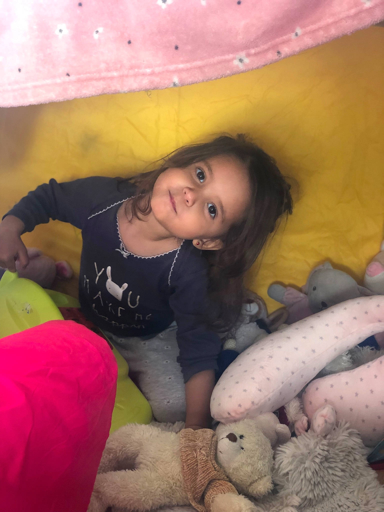 Yéléna a rejoint le concours — aidez-le/la à gagner de superbes lots ! beauty, comfort, eye, finger, fun, green, hand, happy, head, human_body, mouth, organ, person, photograph, pink, skin, smile, snapshot, textile, thigh