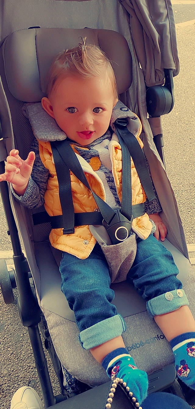 Thymeo a rejoint le concours — aidez-le/la à gagner de superbes lots ! arm, baby, baby_carriage, beauty, car_seat, chair, child, comfort, cool, electric_blue, face, hand, knee, person, photograph, seat_belt, skin, snapshot, thigh, toddler