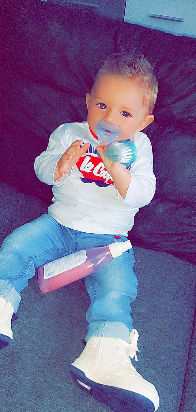 Thymeo a rejoint le concours — aidez-le/la à gagner de superbes lots ! baby, baby_toddler_clothing, cheek, comfort, cool, electric_blue, eye, face, finger, flash_photography, fun, head, human_leg, knee, lip, person, sleeve, sock, thigh, thumb