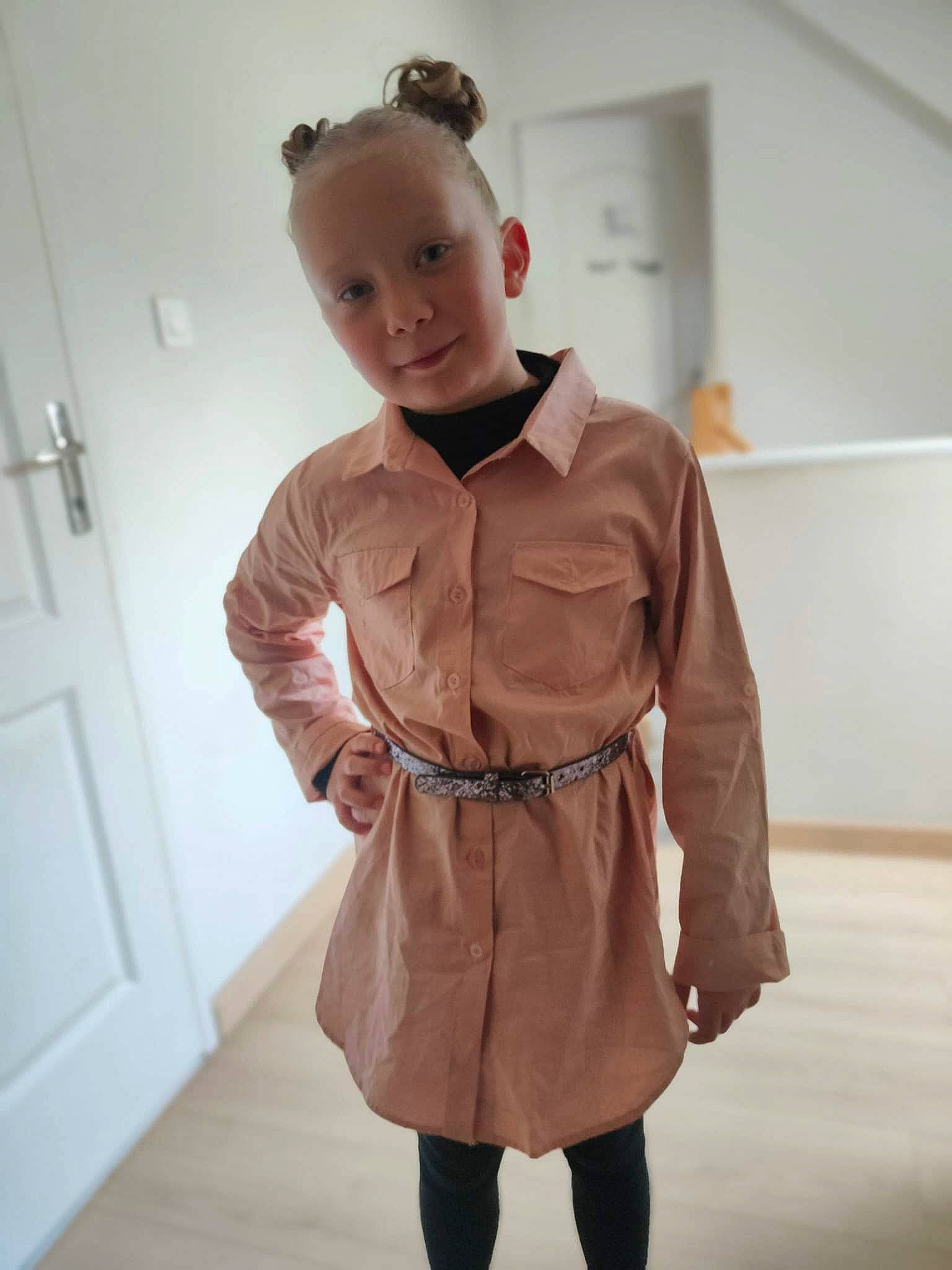 Maelya participe au concours pour gagner de l'argent avec cette photo : belt, blazer, collar, door, dress_shirt, event, fashion_accessory, fashion_design, fashion_model, formal_wear, headgear, human_body, neck, overcoat, person, shoulder, sleeve, trench_coat, trunk, uniform