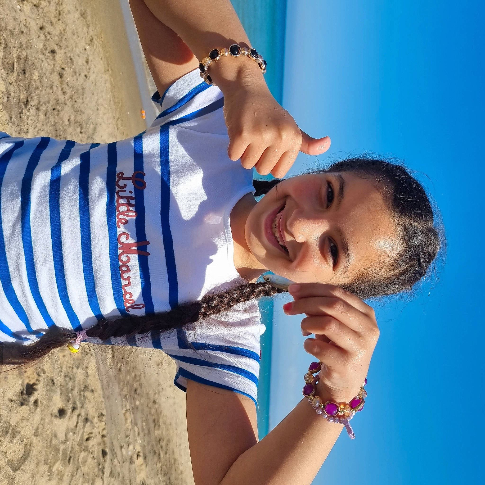 Emma a rejoint le concours — aidez-le/la à gagner de superbes lots ! arm, azure, blue, elbow, electric_blue, finger, gesture, hand, happy, human_body, joint, joy, knee, leg, leisure, neck, person, sleeve, smile, summer