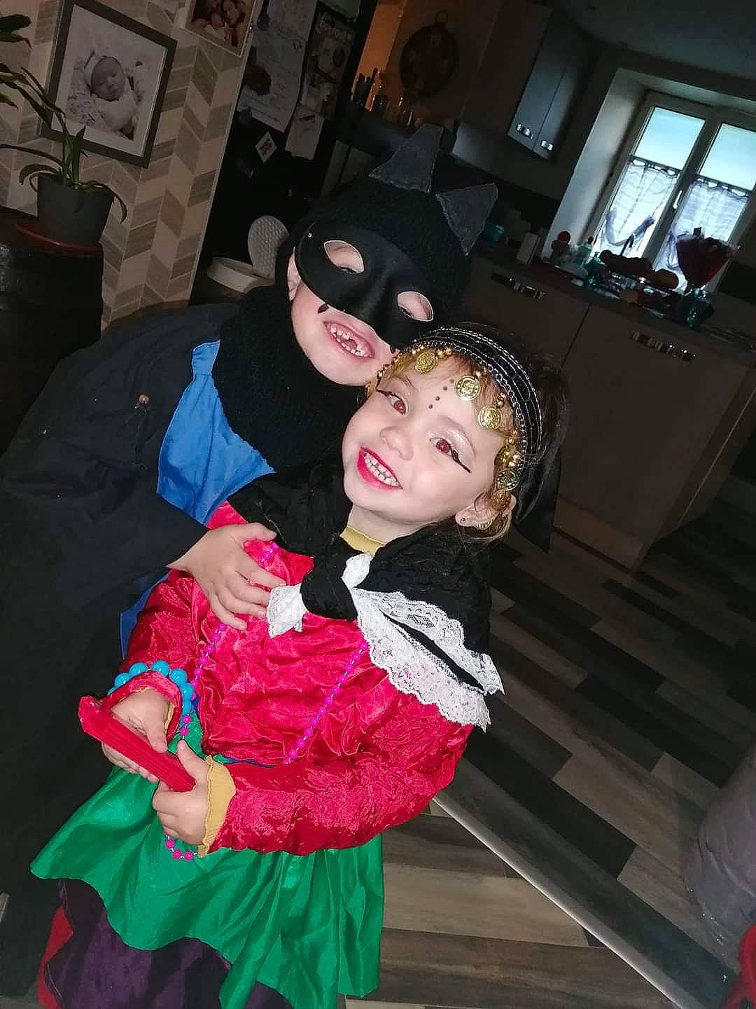 Lou a rejoint le concours — aidez-le/la à gagner de superbes lots ! child, costume, event, fashion_accessory, fashion_design, flowerpot, fun, fur, happy, houseplant, joy, leisure, magenta, party, person, pink, smile, toddler, tradition, window