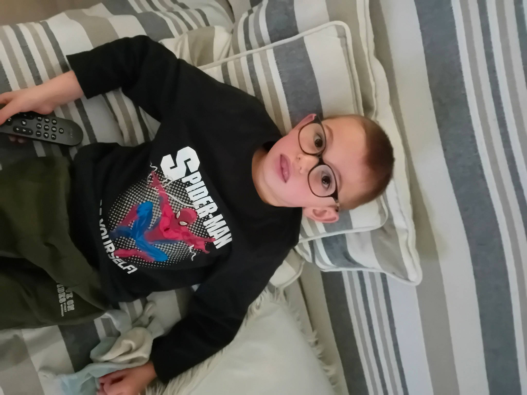 Timoty participe au concours pour gagner de l'argent avec cette photo : baby, baby_products, baby_toddler_clothing, child, comfort, curtain, elbow, event, eyewear, finger, fun, person, room, sleeve, smile, t_shirt, textile, toddler, vertebrate
